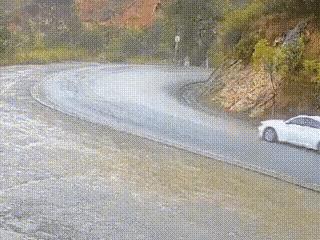 造成事故多发的原因有以下几点：
①车速快是直接原因
②驾驶员要集中注意力观察路面