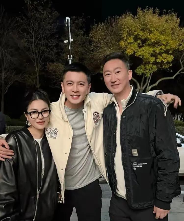 杨鸣“左拥右抱”，左手拥的是兄弟刘维伟，右手抱的是那位美女？
这是网上流传的一张