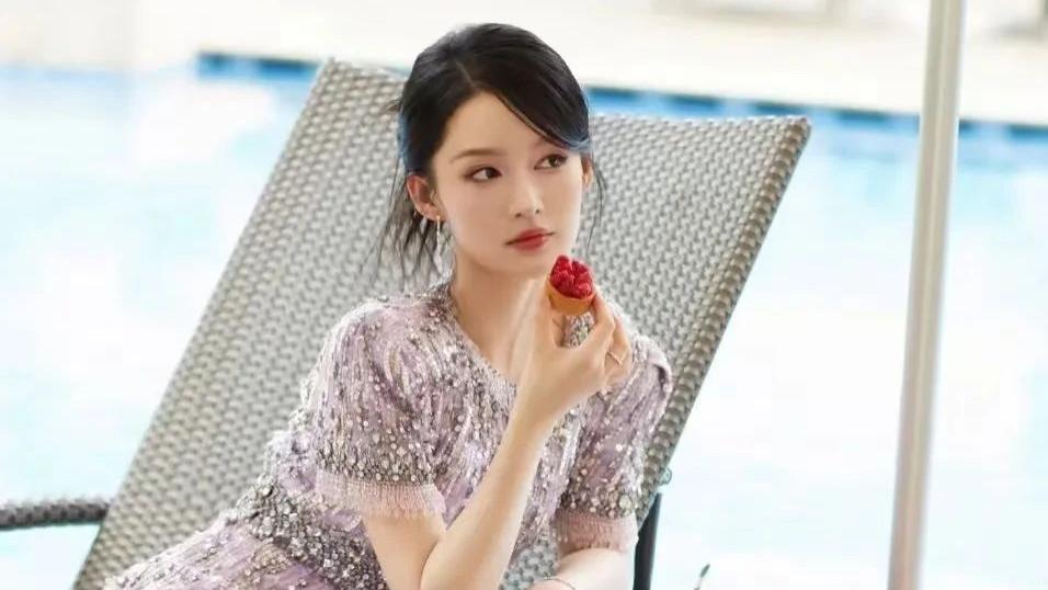 34岁李沁现身新加坡，穿紫色流苏长裙美得古典，气质优雅仙气飘飘