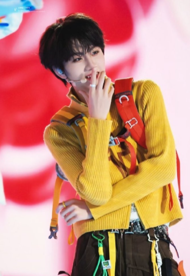 “地表最强小升初”本人！顶着这张成男脸拆卡包、戴红领巾…李煜东你的偶像包袱是被小