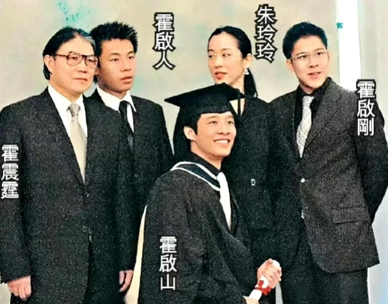 原来霍震霆的三儿子霍启仁已经结婚了，儿媳妇还是泰国的白富美，比霍启仁小8岁。
记