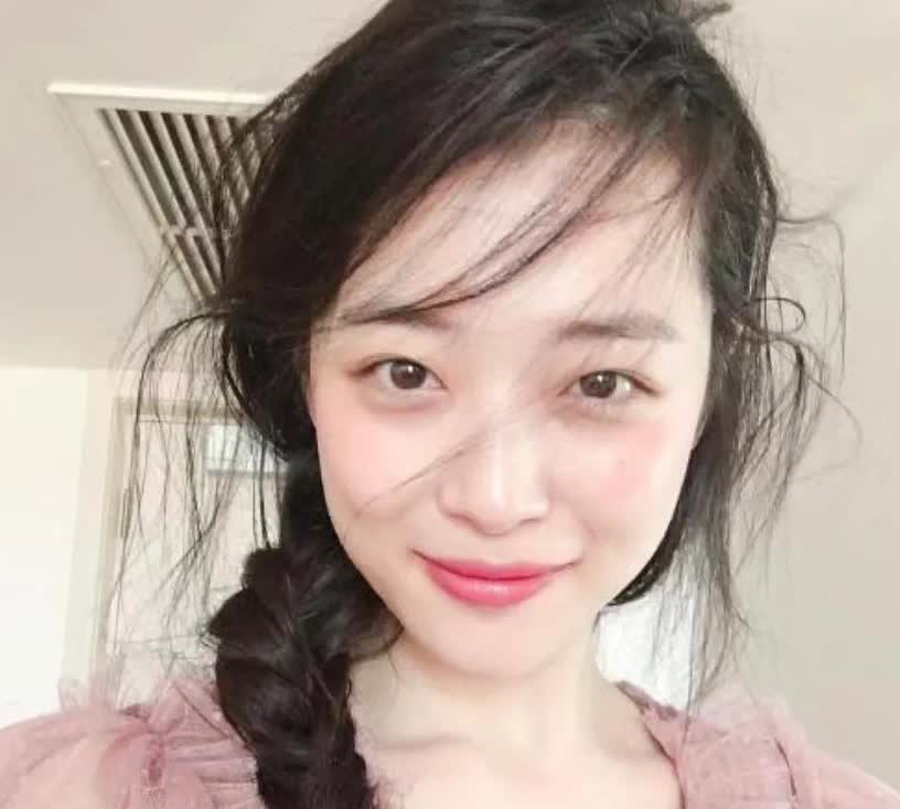 雪莉亲哥抨击金秀贤：“妹妹已经离世6年，你拿她当玩物也6年了，往后你该承受的6年