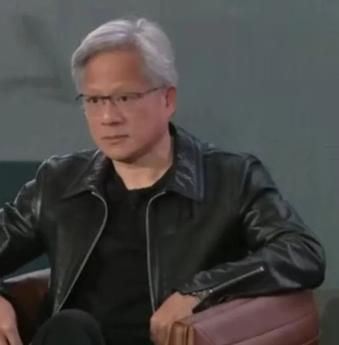 黄仁勋不脱皮夹克的秘密

据报道，黄仁勋冒着酷暑来到北京，依然穿着他那件标志性的