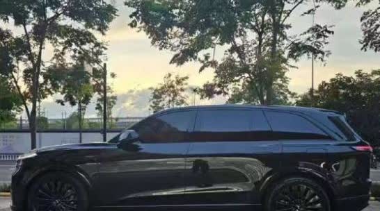 我去！乐道L90那个黑武士实车，是真的帅啊！

质感绝了，看着就特带劲儿。 