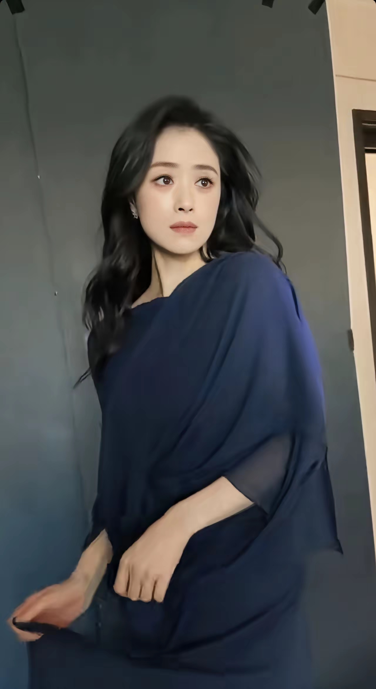 42岁的蒋欣没结婚、没对象、没孩子，但人家状态好得像二三十岁，天天演戏乐在其中。