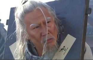 1390年，朱元璋要杀功臣李善长。李善长扑通一下跪倒在地：“我都77岁了，还能干