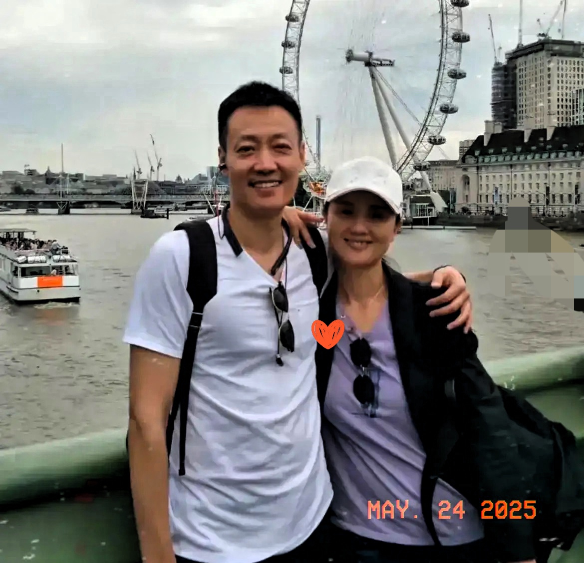 我想辛柏青已经很难再结婚了，
原因很简单，不是因为他年纪轻轻丧偶，
也不是长相问