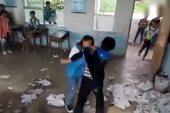 家长大闹学校：老师管不了，德育处管不得，那谁管？惯子如杀子！

五年级俩“活宝”