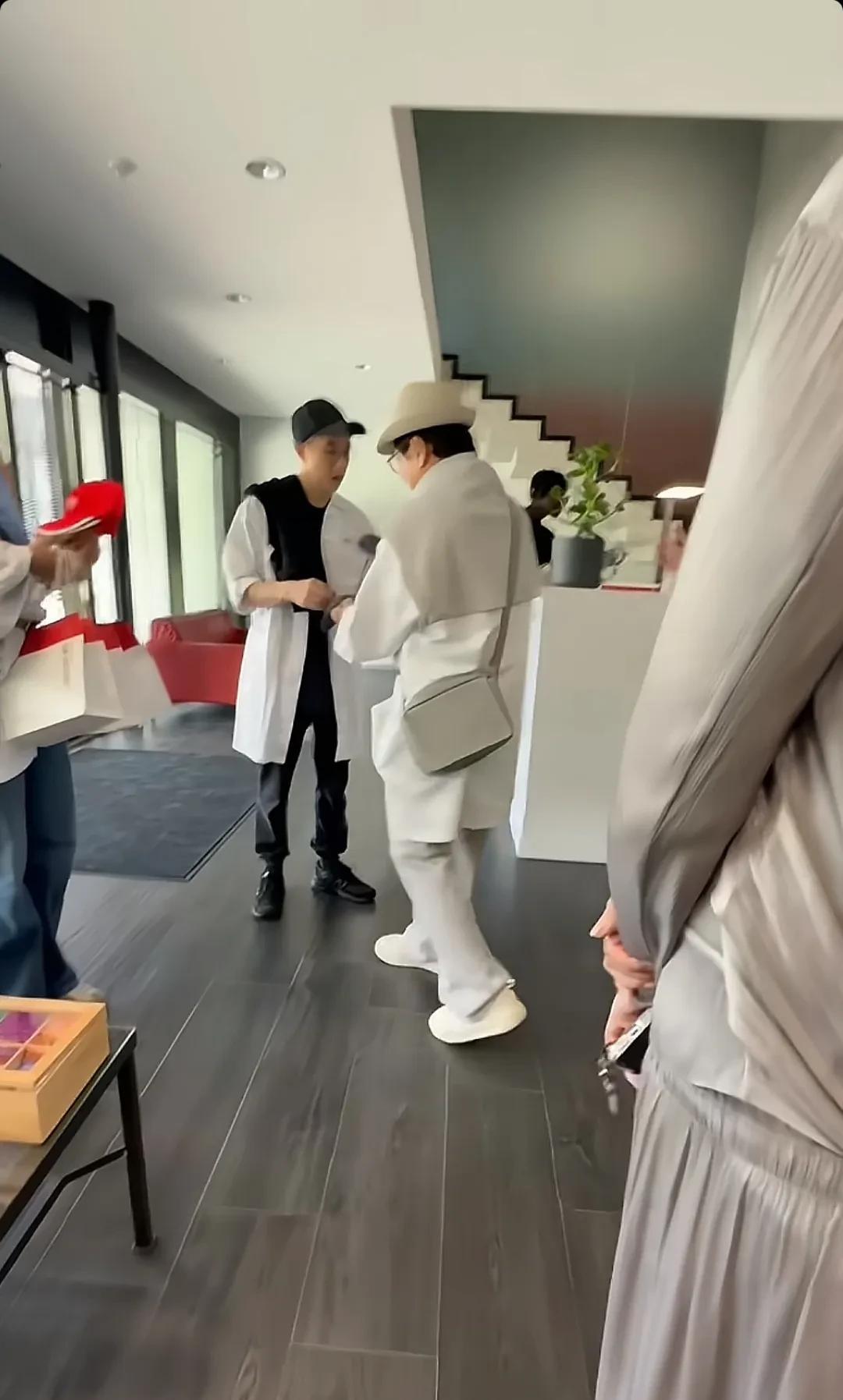 网友在瑞士偶遇房祖名和成龙，这两天登上热搜。
让人意外的是儿子房祖名也跟着，挺孝