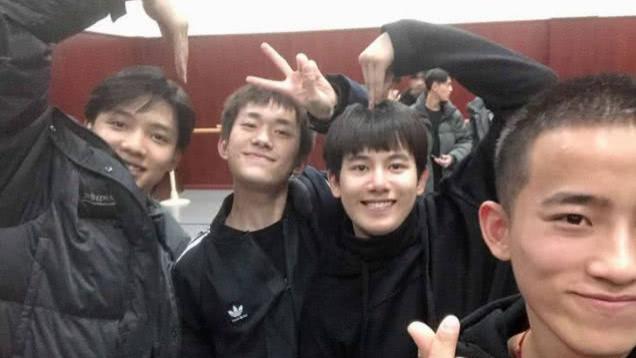 顶流室友疑拉黑小黄豆！刚出道就“清理”旧友？娱乐圈社交真相太现实