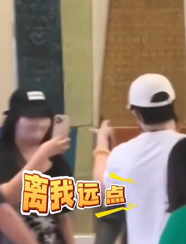 这次是真的怒了！王楚钦训练结束后被人拿着手机怼脸拍，随后王楚钦手指对方：离我远点