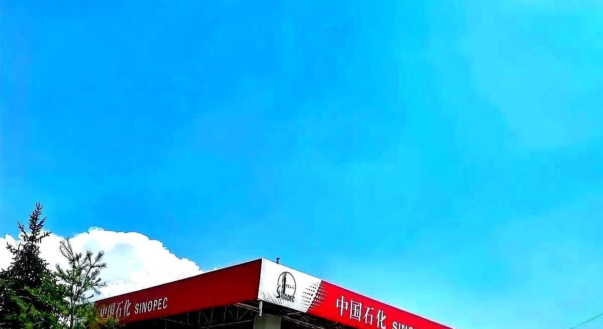 今天加油碰到件怪事！

油罐车正在卸油，旁边车主急问：“卸的是92还是95？