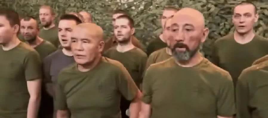 这些都是被乌克兰俘虏的俄军士兵，居然有30多人！俄罗斯在乌克兰投入巨大，可是毕竟