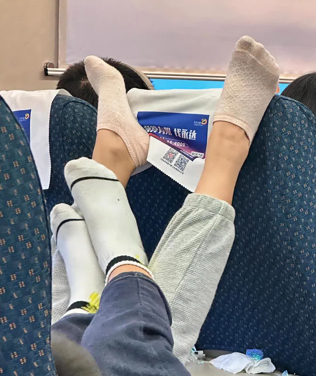 坐高铁你遇到过什么不文明行为？我遇到最离谱的就是过道旁边一对母子把脚抬起来架到前