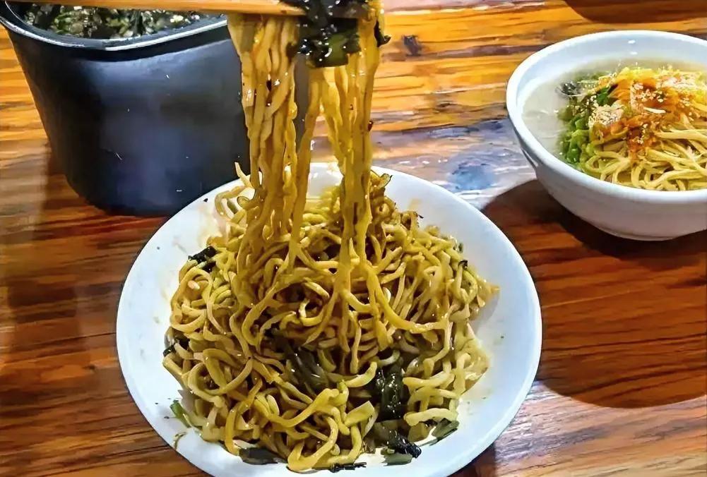 银行的两位客户经理，吃了客户的一碗干扣面，被罚、被通报，称违规接受客户宴请。严格
