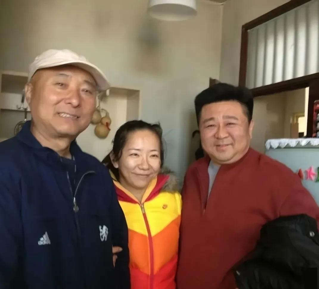 2013年，陈佩斯和梁冠华一张珍贵合影！2013年的时候，有张照片挺难得的，演狄