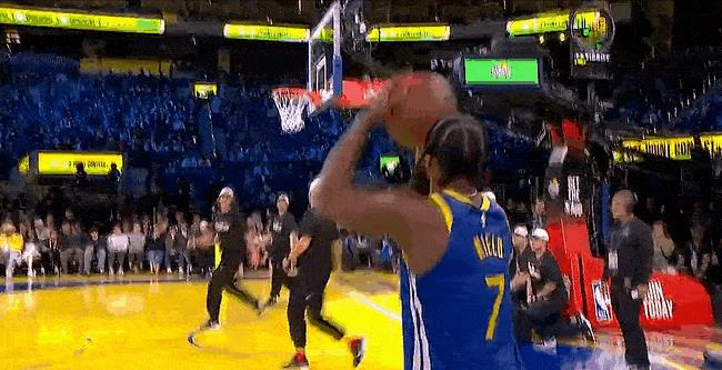 七连铁！希尔德这也太尴尬了！
在今天NBA全明星单项赛三分大赛决赛中，希尔德前七