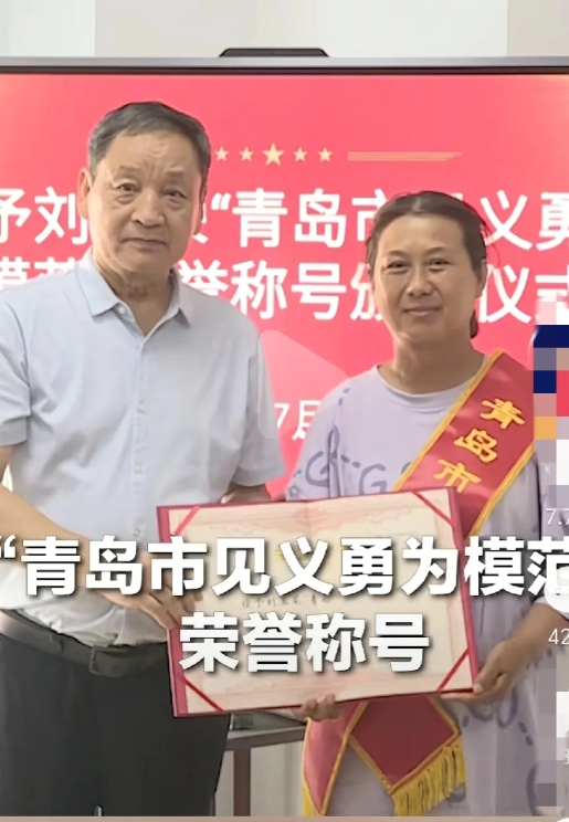 青岛跳水救人的大姨玉米摊火了，而这几天她摊位来了一波又一波的人，有的人是敬佩她来