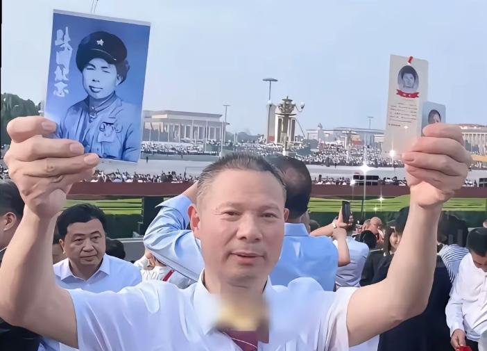 9.3阅兵式上一手举着父亲的遗像一手举着儿子的遗像，他即是一位坚强的儿子也是一位