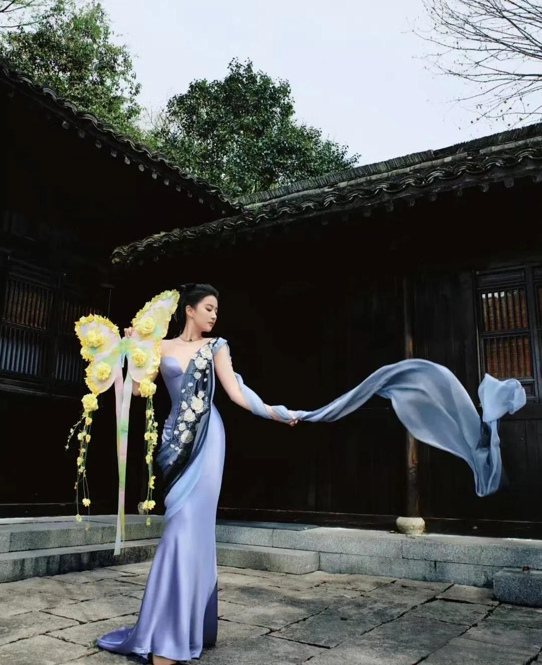 我总算知道，刘亦菲为什么嫁不出了？
顶配的保时捷，只是她买菜的工具；
出门逛街，