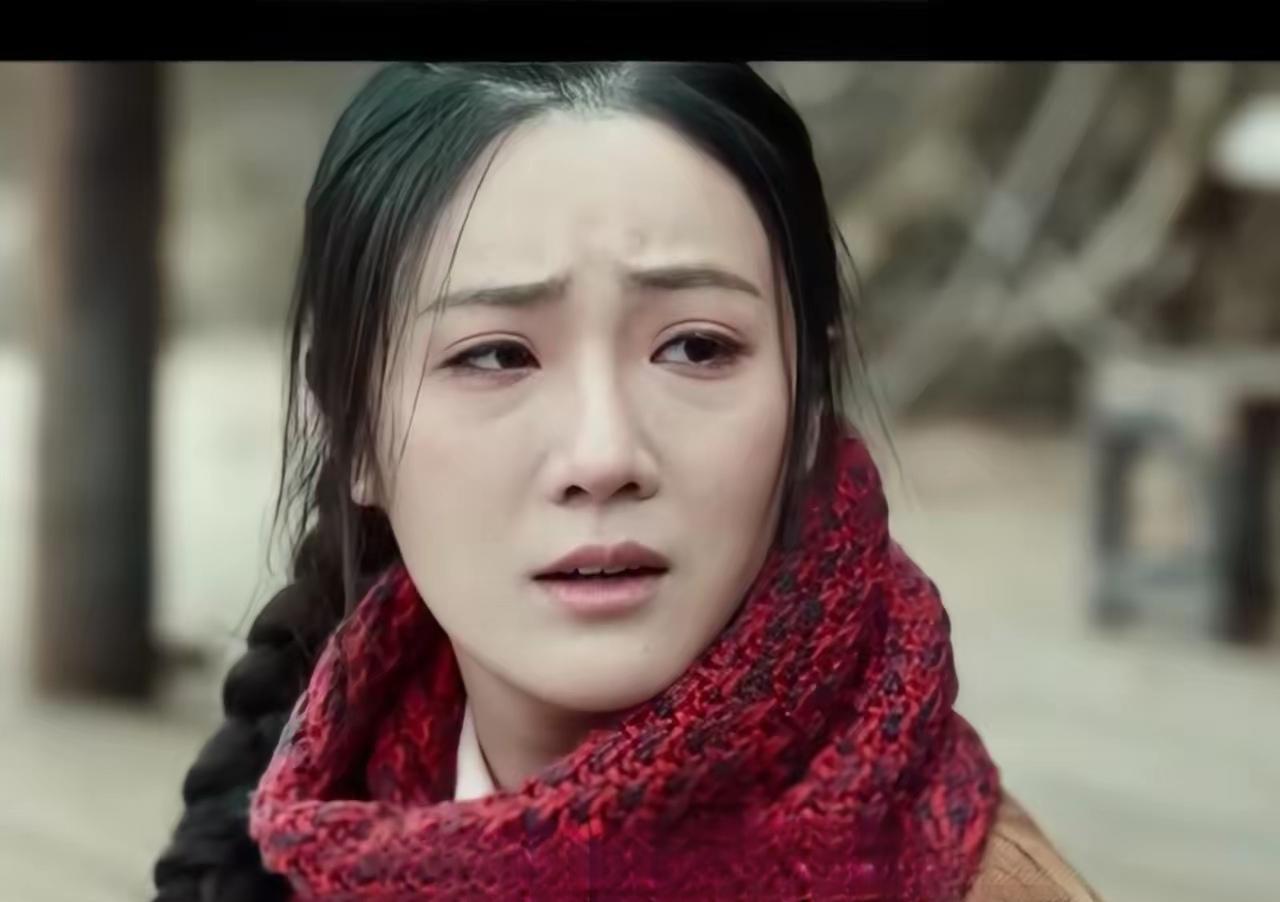 追剧《依依向北风》  不少网友吐槽，说女演员的妆容太精致了，两个女主脸上白里透红