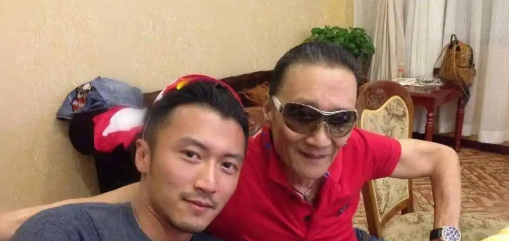 一次节目，主持人问谢贤：“你为什么经常跟别人说，你跟谢霆锋不熟。”
 
谢贤说：