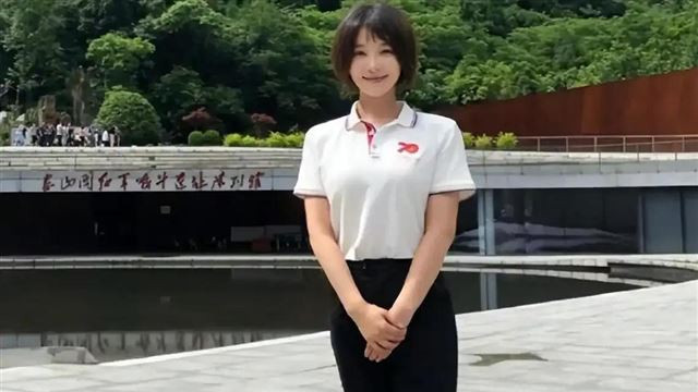 她曾是央视最美主播，不顾父母反对嫁著名导演 如今一家四口很幸福