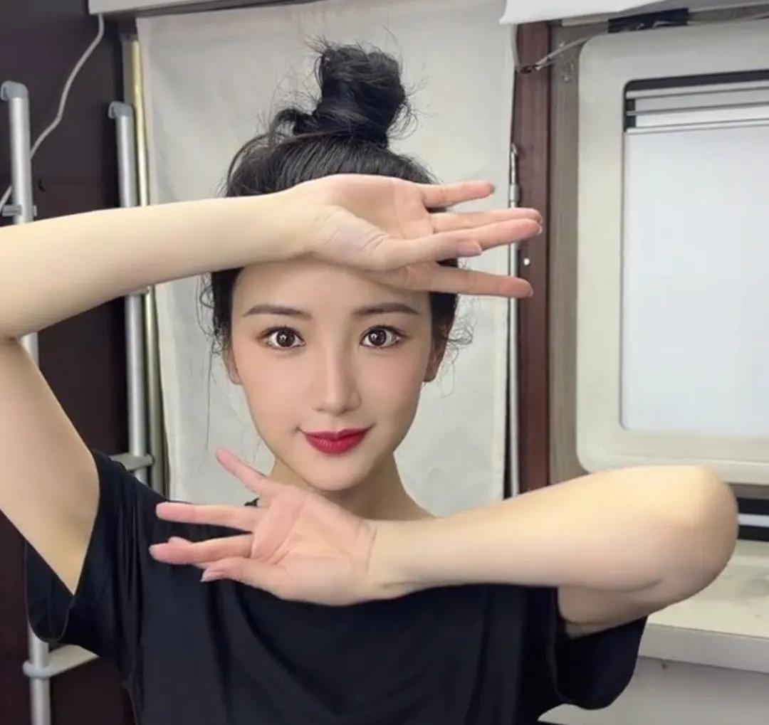 有没有导演给递个让她演苗疆圣女，擅使蛊毒，工于心计，玩弄男主感情，最后反目的本子