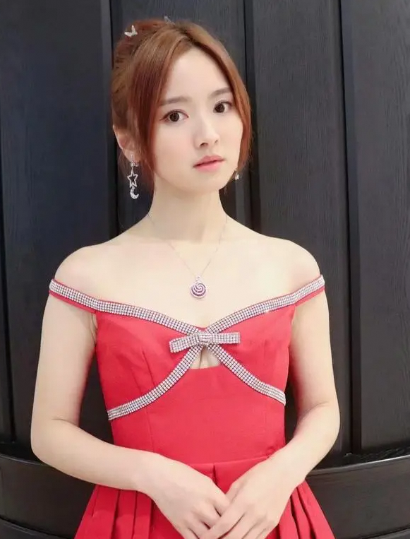 罗毓仪新造型走成熟性感路线，TVB童颜女神形象反差引争议