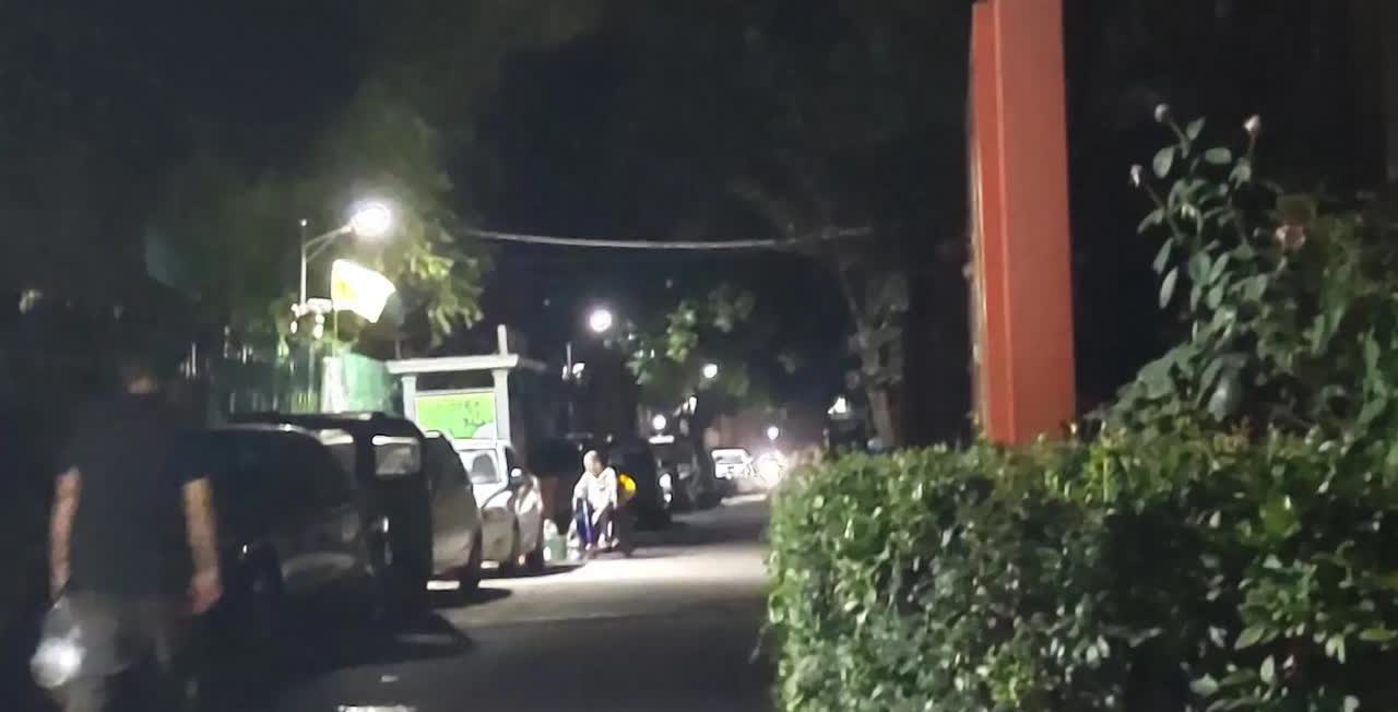 每天晚上十点以后，在郑州市中原区秦岭路附近一小区里就会看到一看上去五十多岁的女人