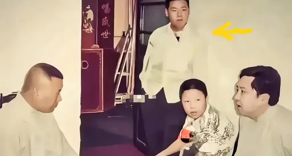 这是一张21年前的照片。
别人都坐着，只有他站着。
看面相他就是一个让你放心