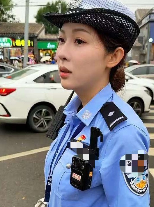 北京女交警神撞脸杨紫，相似度爆表，网友：这简直是“紫”行天下！ 