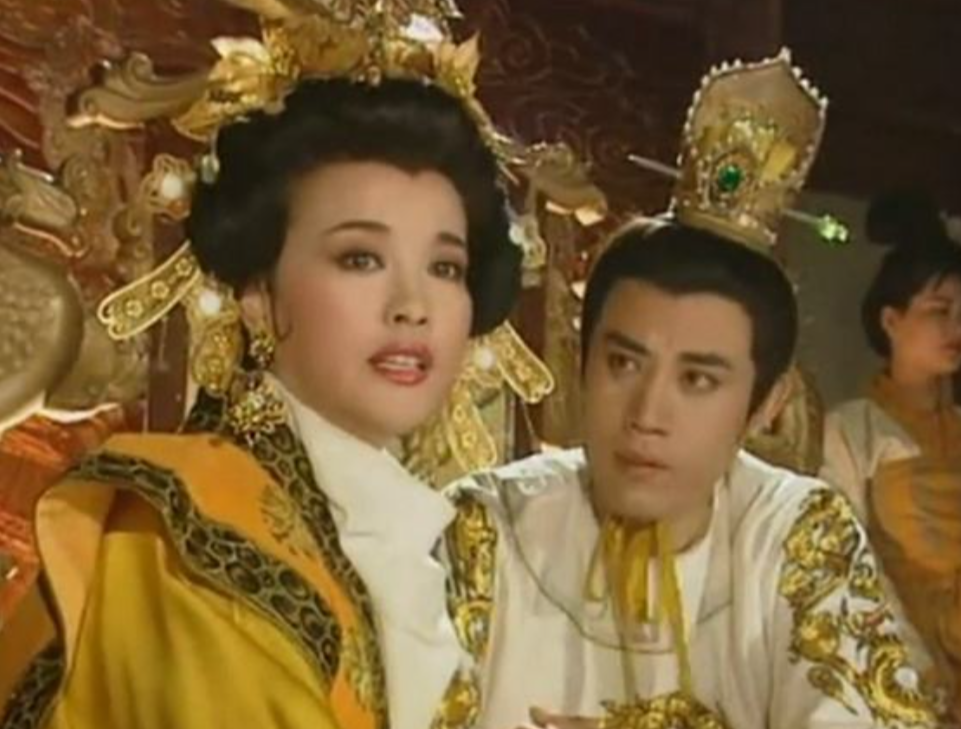 公元684年，武则天赐儿子李贤毒酒。李贤接过毒酒，悲从心起，对着武则天一阵狂笑: