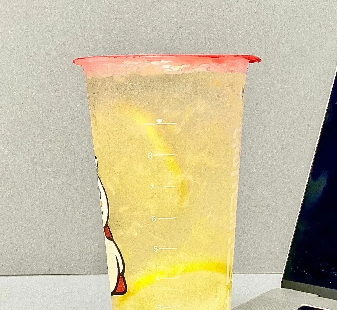 浙江，一名女子每天都会买一杯柠檬水喝，坚持了三年时间。可是一天她突然发现，蜜雪冰