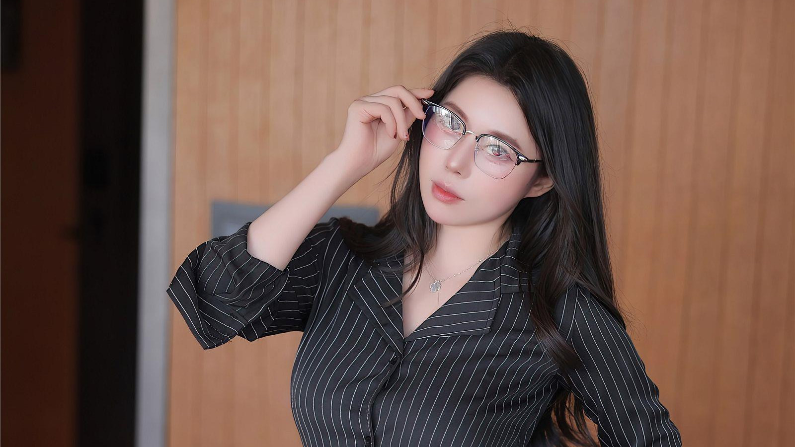 职业装包臀裙眼睛潮红女秘书，你，喜欢吗？