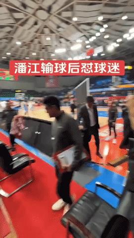 哈哈，输急眼了！山西客场不敌福建，赛后退场时，山西队主教练潘江怒怼福建球谜，面对