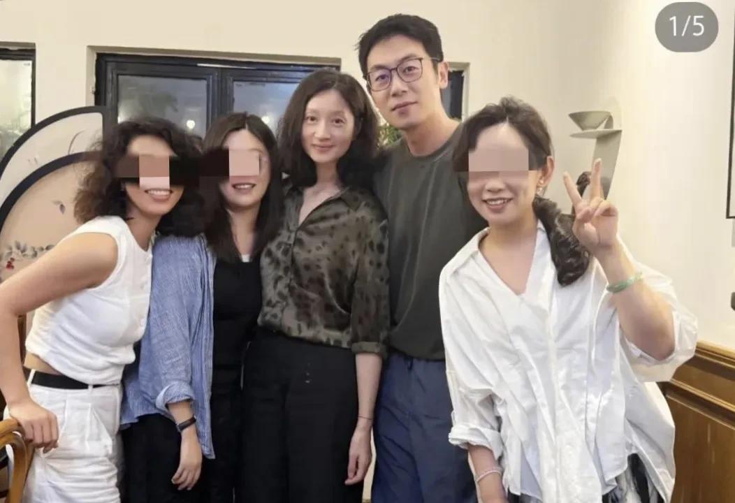 朱亚文沈佳妮夫妻难得合影，两女儿亮相颜值高，