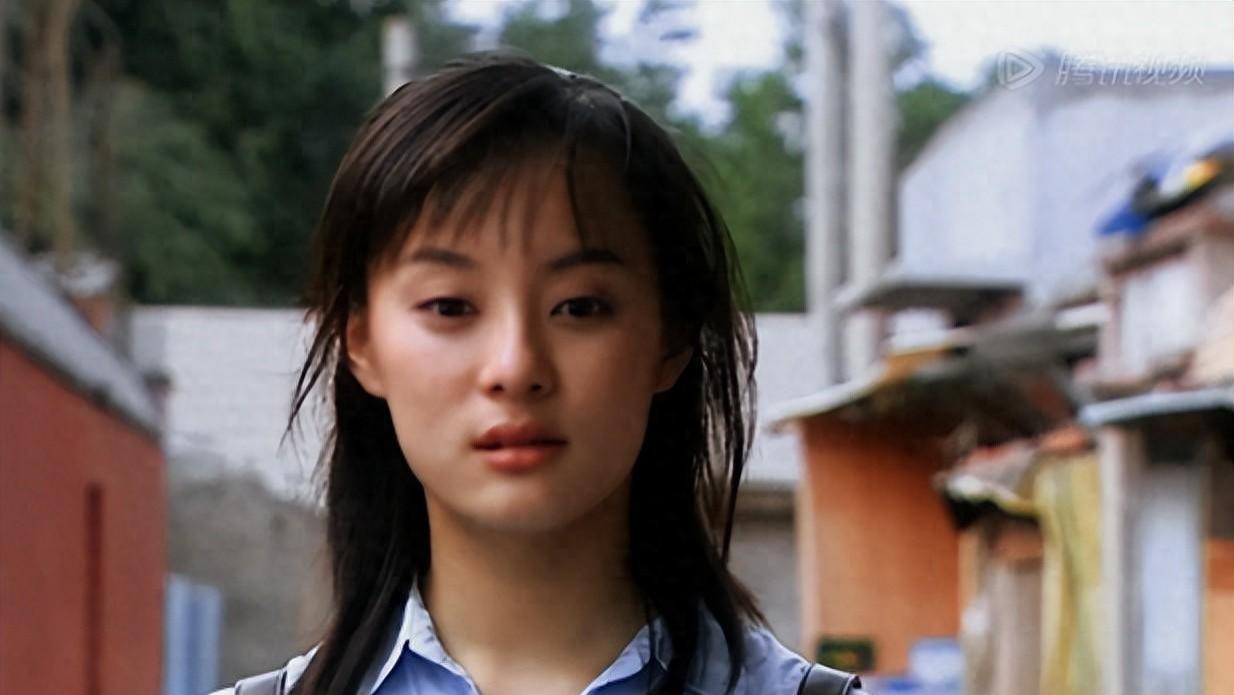 孙俪街头被偶遇，助理凶猛拦路引争议，本尊的一个表情让网友炸锅