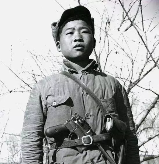 1942年，宋双来给县委送信，路上遇到了几十个日伪军，他大惊，立即跑进了高粱地里