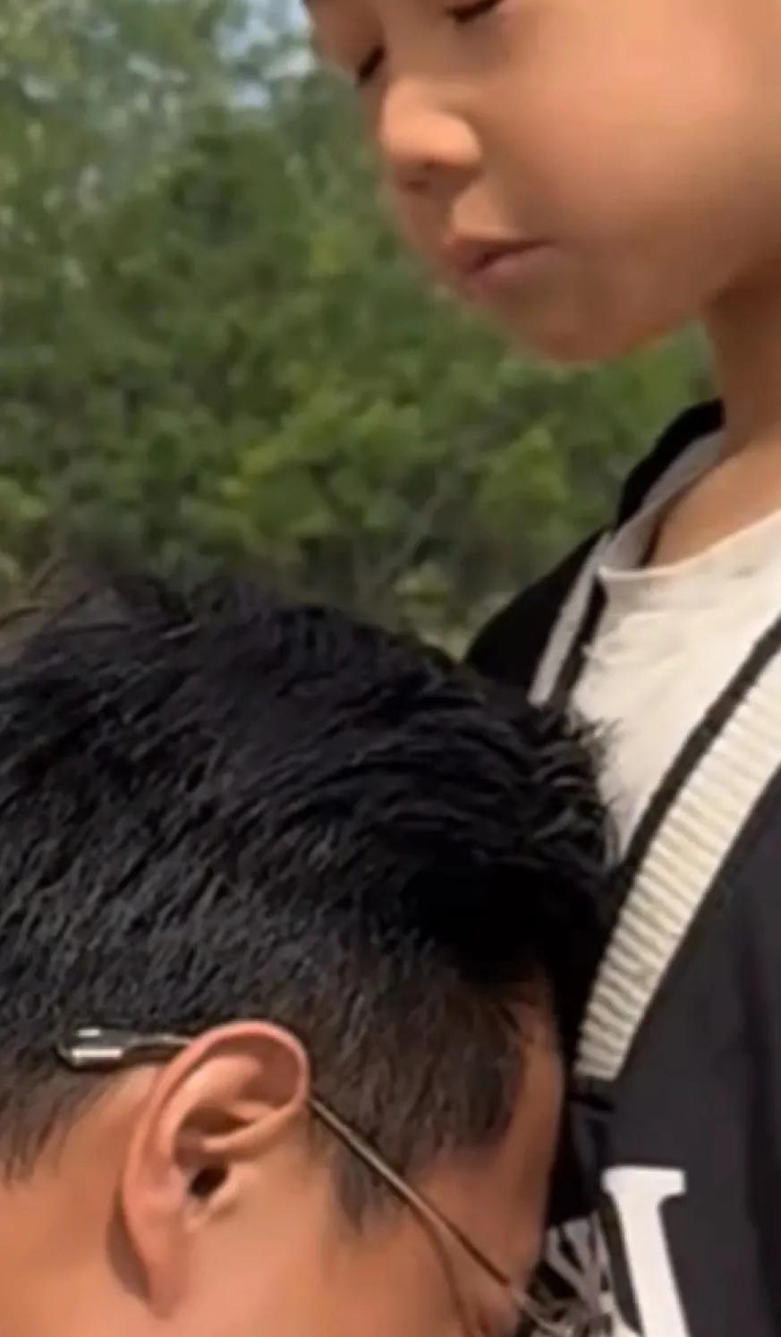 玲宝老公拿着火化单
终于忍不住流泪了
我最担心的不是他，而是旁边那个憋着不流泪的