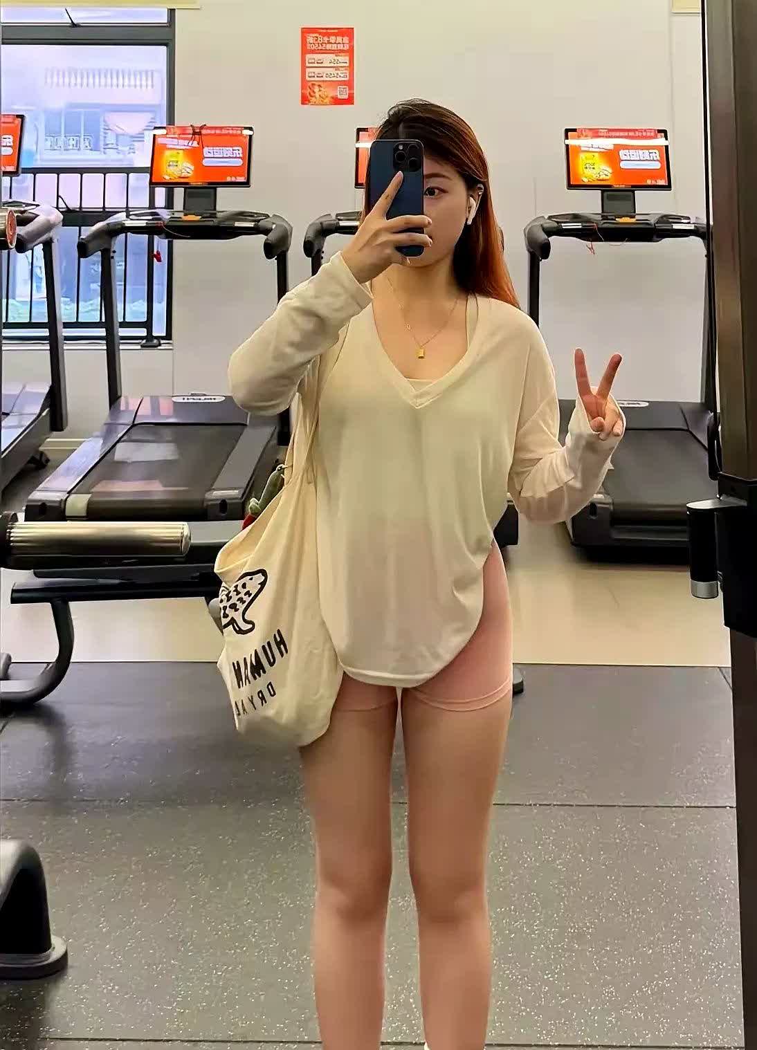 上海有一名男子到健身馆健身看到一名年轻貌美的女子前来健身馆健身这名女子年龄大约2