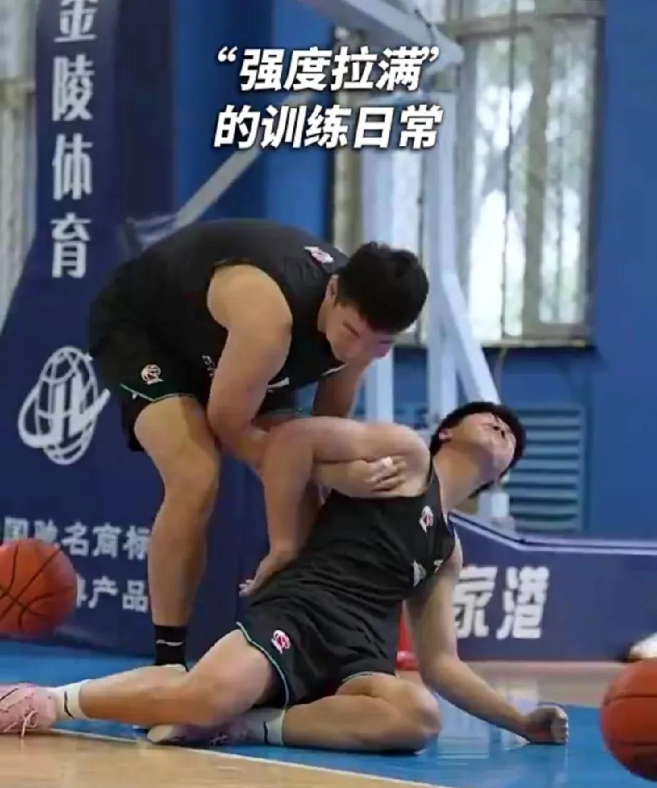 大牙是真爱动手啊！辽宁男篮训练“强度拉满”，氛围融洽！
目前辽宁男篮每天还在积极