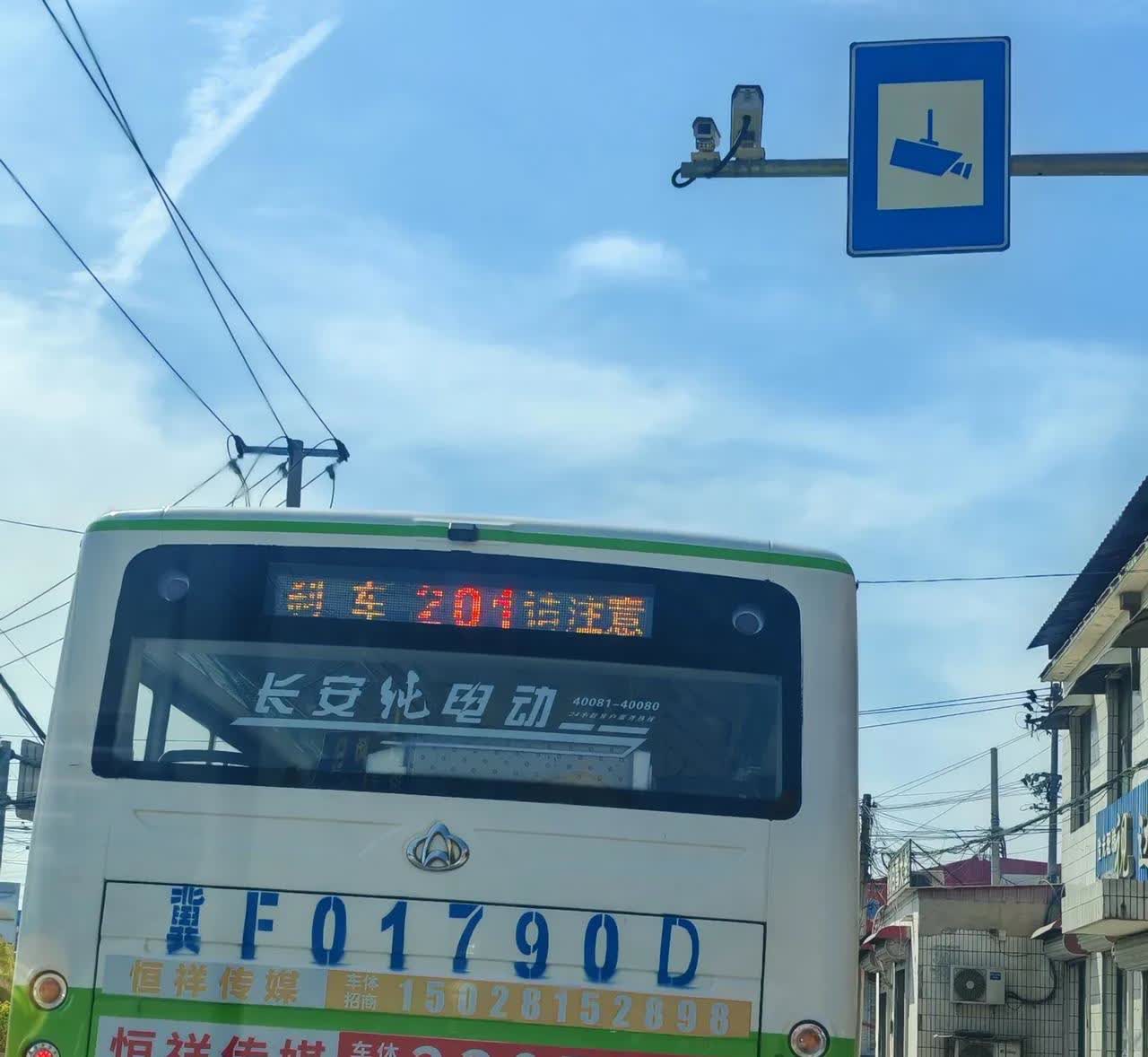 我们定州，六十五岁以上的老年人乘坐公交车，无论是当地人和外地人，都无需办公交卡，