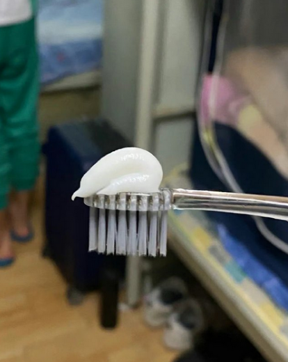 没戴眼镜挤牙膏挤反了 ​​ ​​​