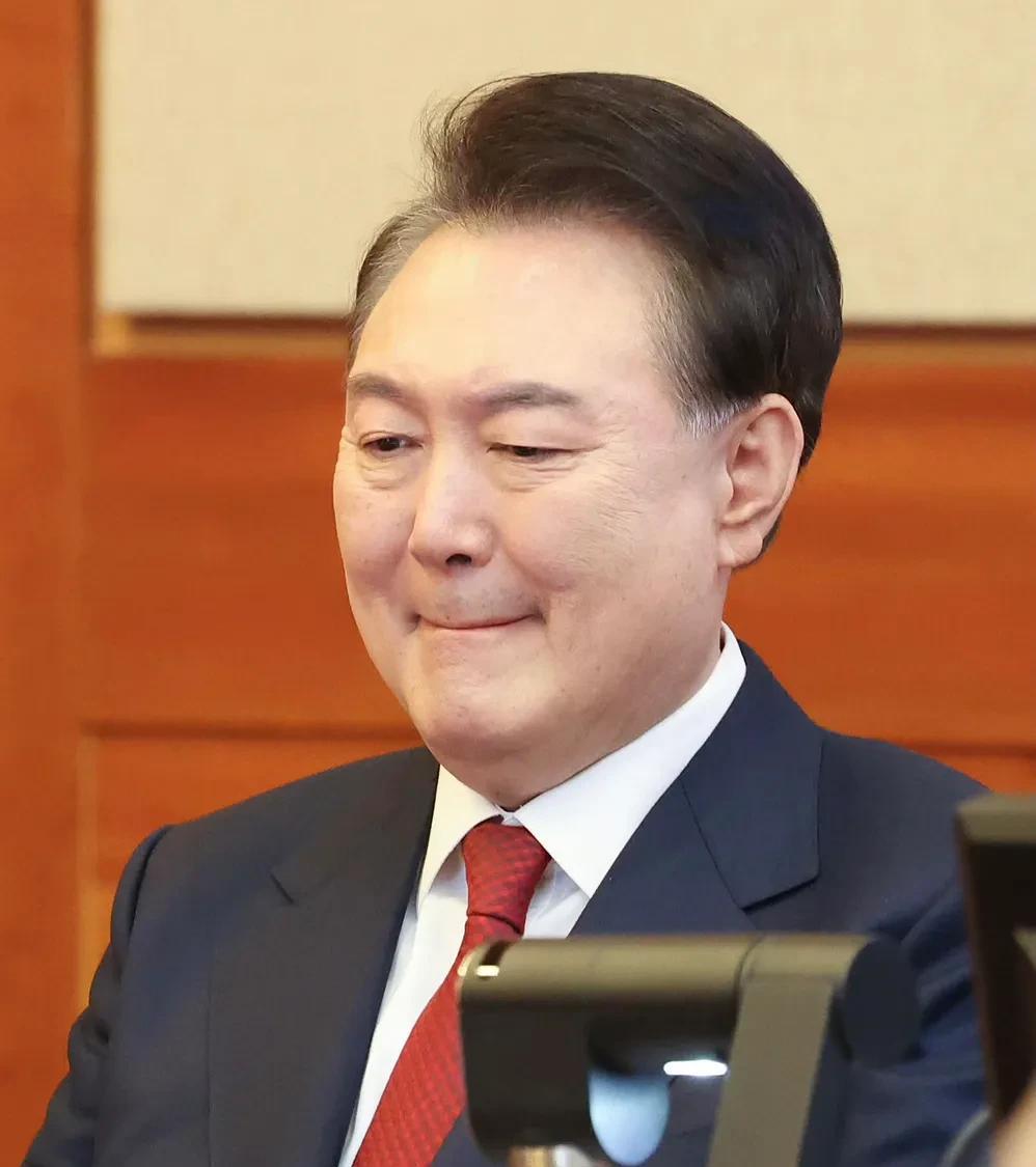 彻底凉凉了！韩国媒体红布最新民调显示，有近6成的韩国民众支持韩国宪法法院裁决总统