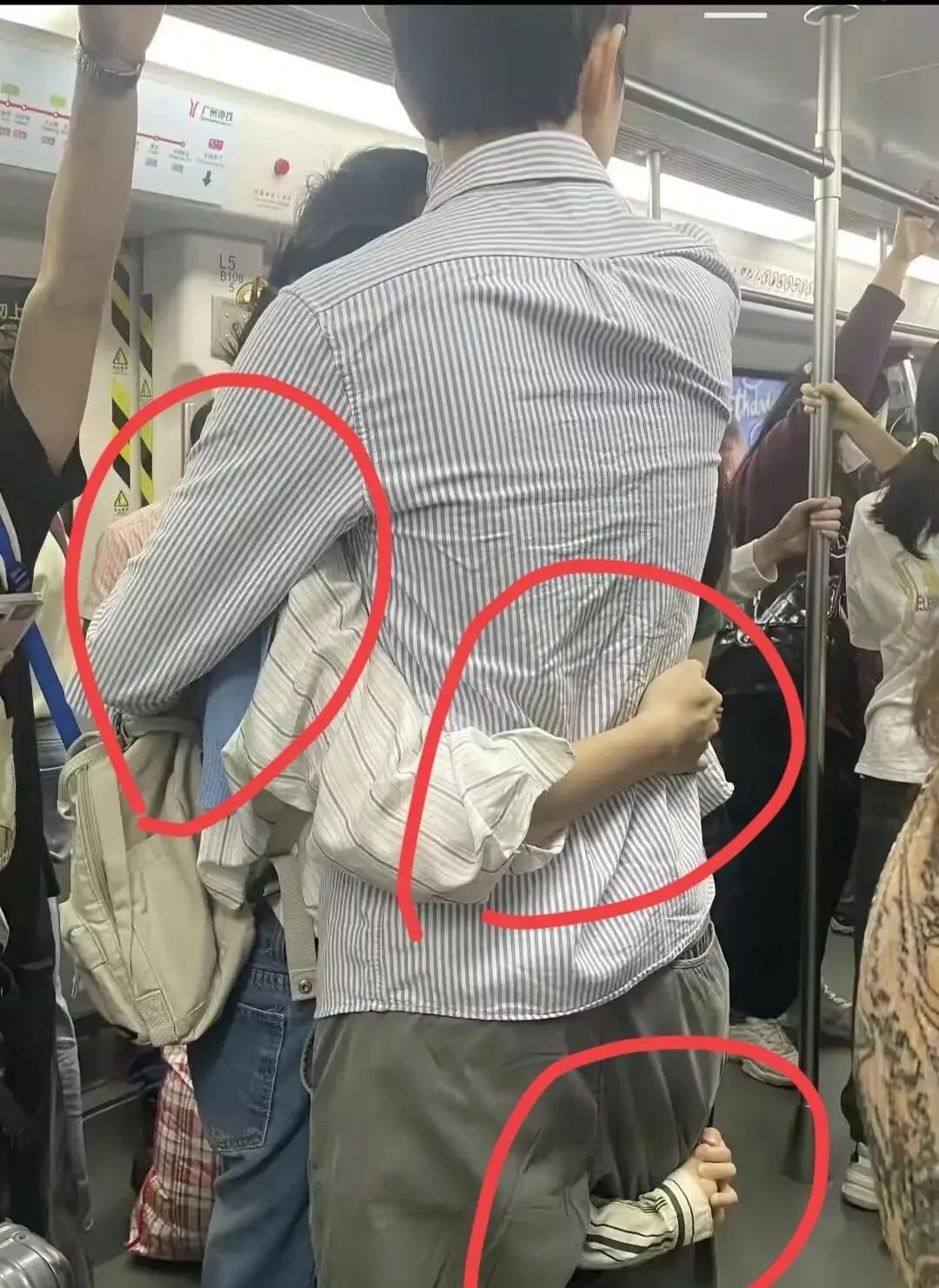 地铁上惊人一幕，幸福一家人！这是多久没见了，还是送别妻子，还是平时就这么粘？男人
