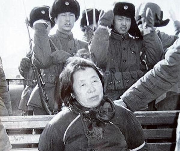 [太阳]1980年，在宾县的一次公审大会上。这个被五花大绑在椅子上的女人叫王守信