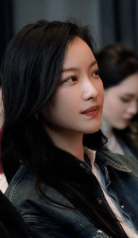 倪妮 ，素颜妆更显美丽，脱俗，倪妮是我这辈子都得爱的人。真美太美了可爱美貌魅力迷