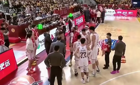 山西队现场mc还是可以的，大声阻止现场球迷的骂人行为。

发生冲突后，山西的现场