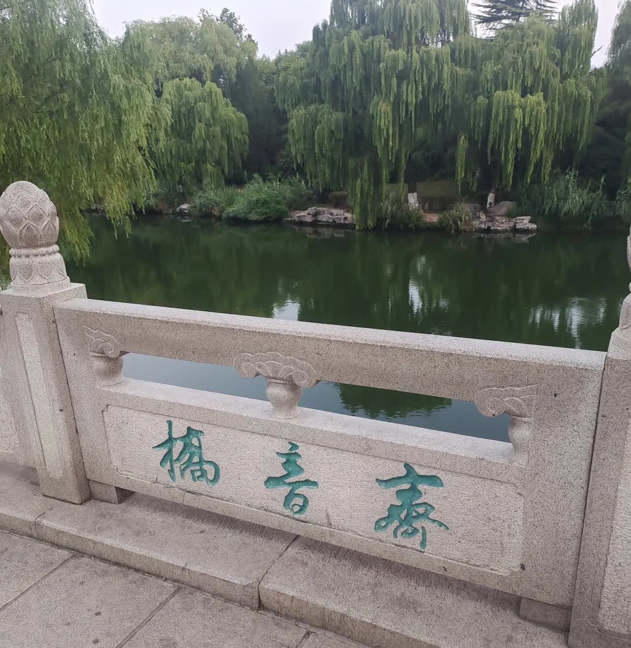 大明湖景区内禁止钓鱼，但许多钓鱼者则利用夜间无人的时间进行夜钓。他们一般在早上五